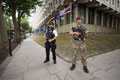 A soldier from 2nd Battalion The Parachute Regiment, with a member of the Metropolitan Police, Operation TEMPERER, London, 29 May 2017