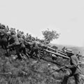 Naval guns being hauled up slope, 1899 (c)