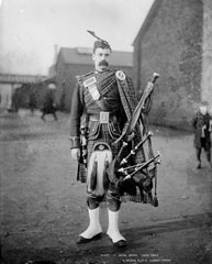 Piper, 1st Battalion The Royal Scots (Lothian Regiment), glass negative, 1895 (c)