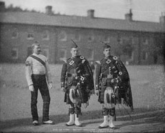Sergeant and Pipers, Seaforth Highlanders, glass negative, 1895 (c)