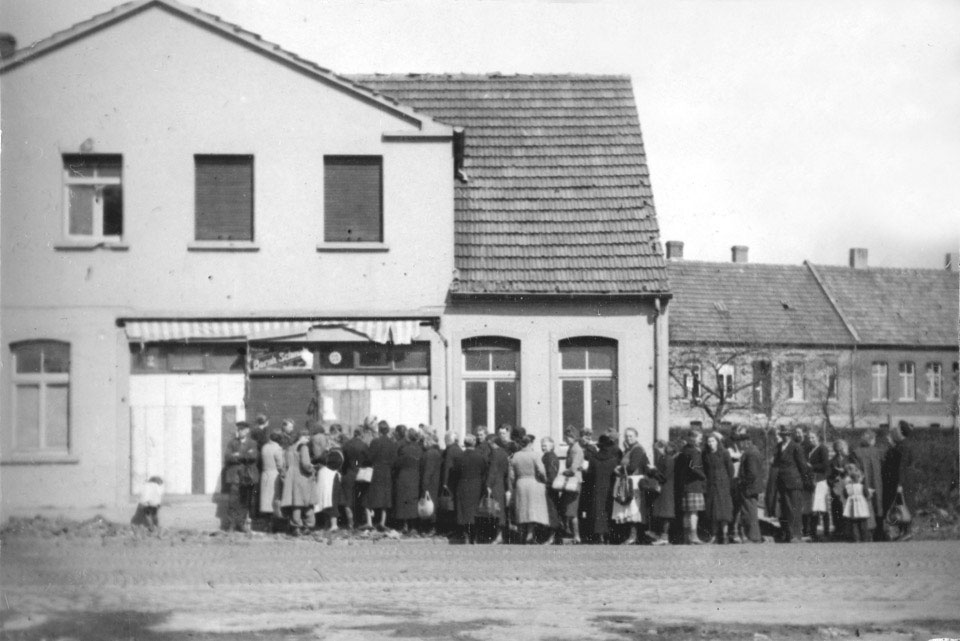 Germans queuing for food in Pinneberg, 1945