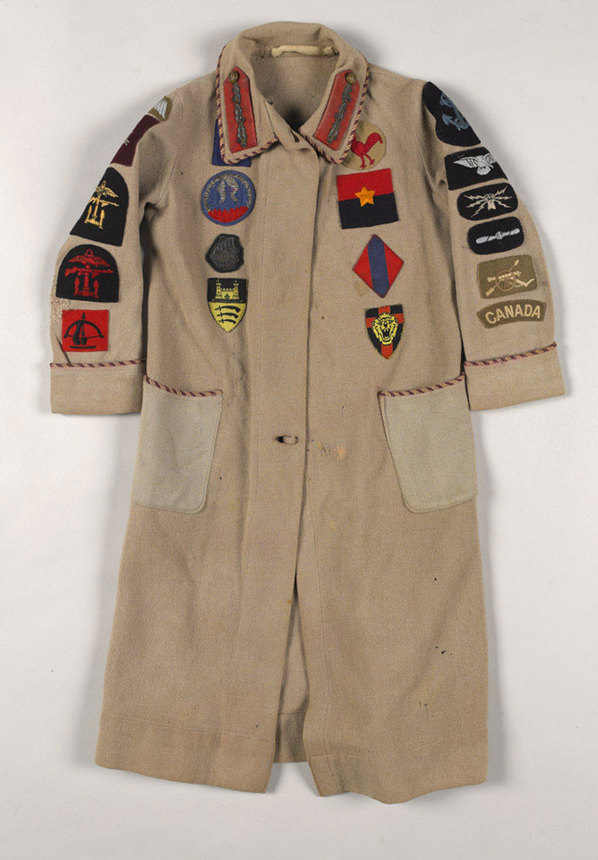Child's dressing gown with formation badges sewn on it, 1940 (c)