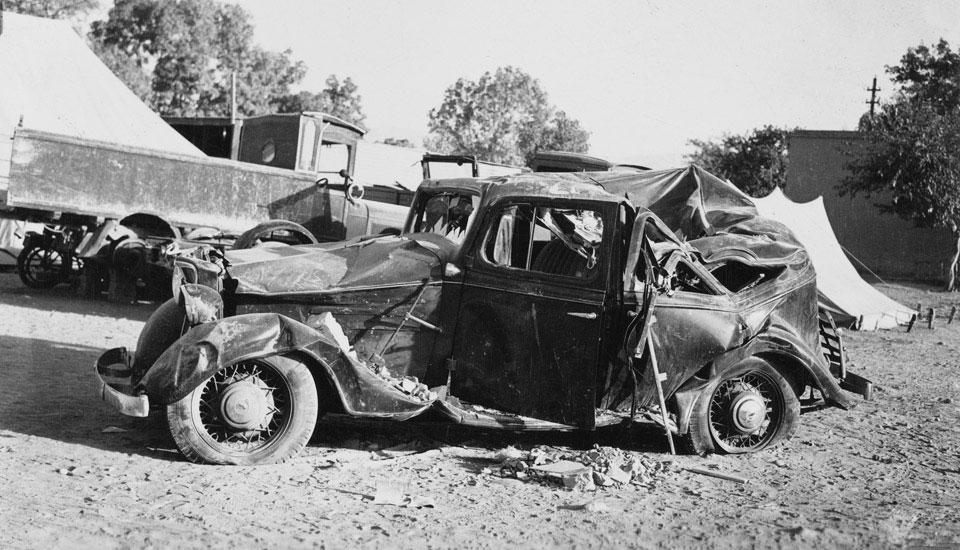 'Car after it was damaged in the 1935 earthquake in Quetta' | Online ...