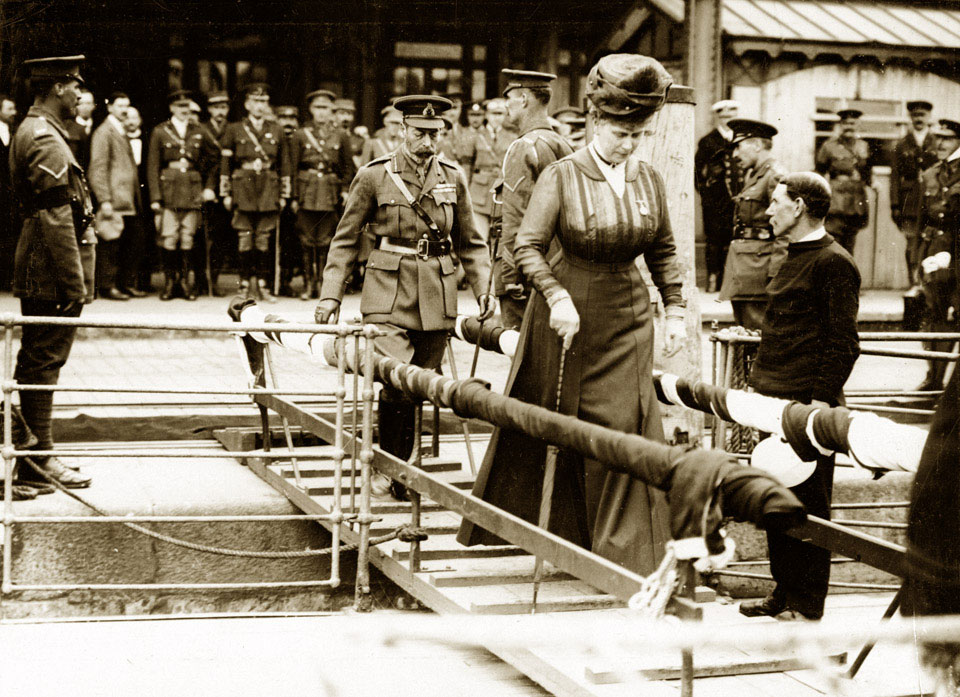 King George V and Queen Mary embark on the boat for home, 1917