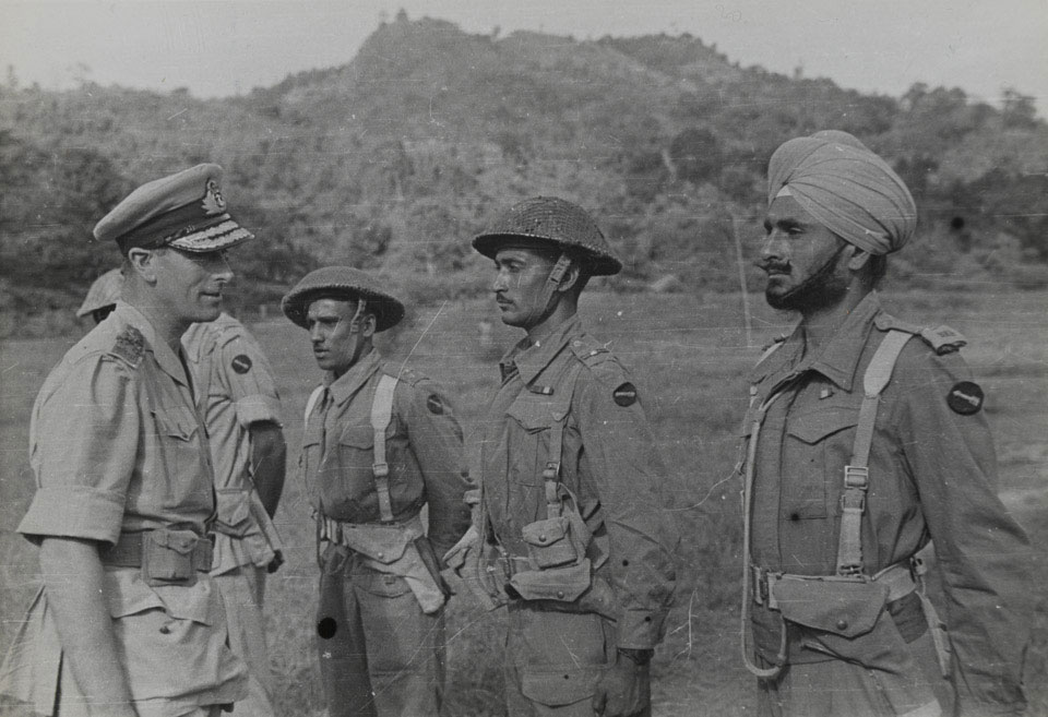 Louis Mountbatten talking to Indian soldiers, 1945 (c)