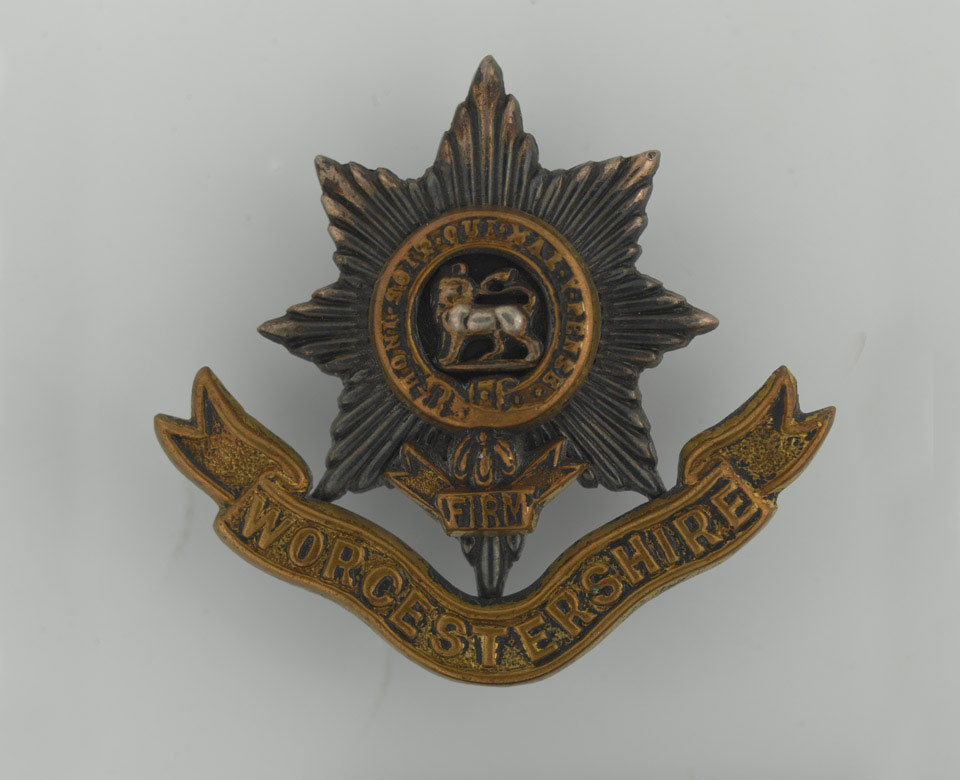 Cap badge of the Worcestershire Regiment, 1904 (c)