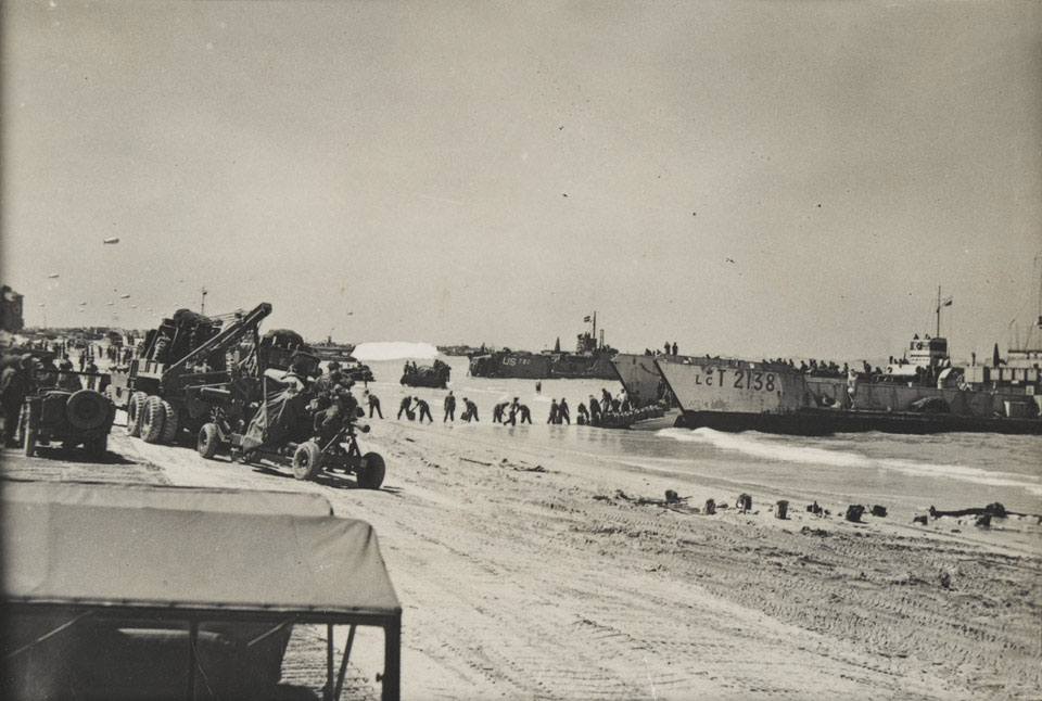Unloading equipment on the beaches of Normandy, 24 June 1944 | Online ...