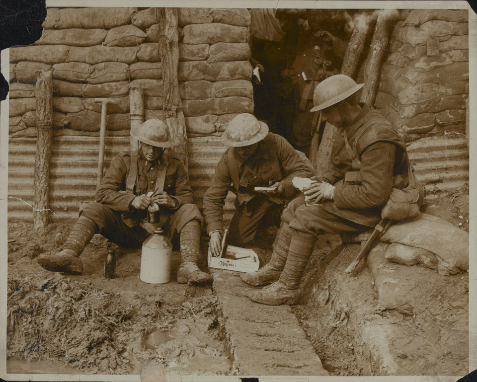 British soldiers eating in a trench, 1917 (c)