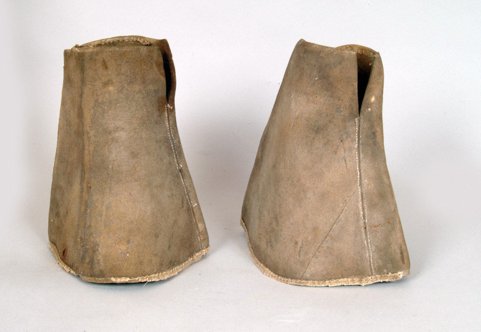 Pair of gauntlet cuffs worn by Major Thomas Sanders, 1640 (c) Online