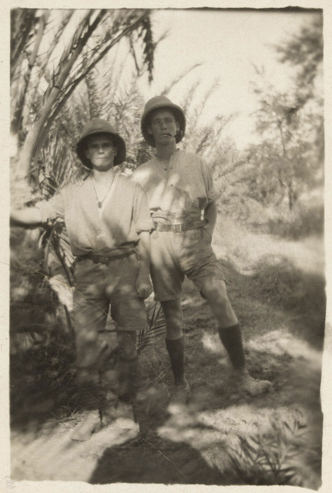 Two British soldiers smoking pipes in the desert, 1916 (c) Online
