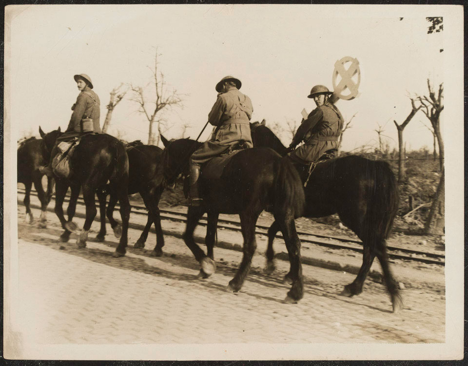 Mounted soldiers with grave marker, 1916 (c)