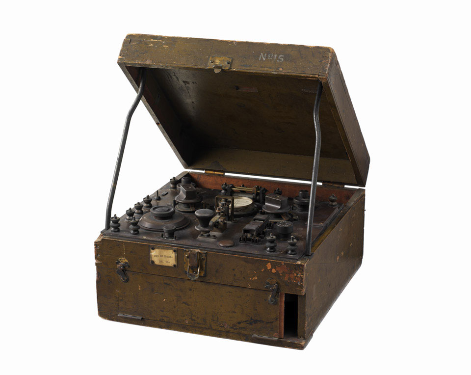 Mk II wireless transmitter set contained within a khaki box, 1918 (c)