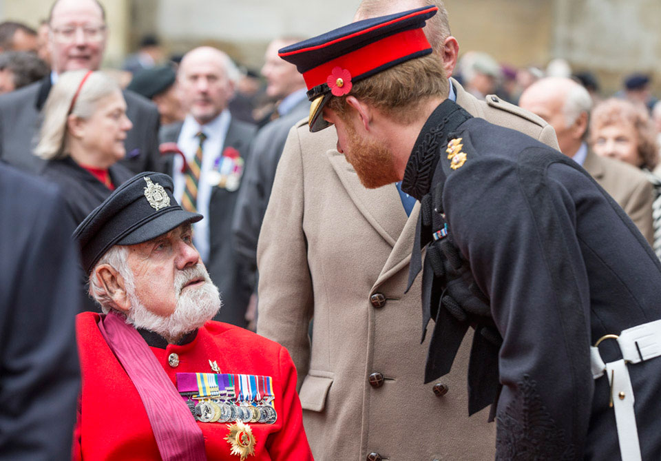 Prince Harry chats with Victoria Cross recipient, Bill Speakman, Westminster Abbey, 5 November 2015
