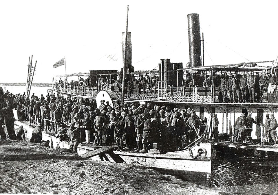 4th Rajputs 'SS Blosse Lynch, with barge, embarking 4th Rajputs, Basrah, 14.2.1915 ...