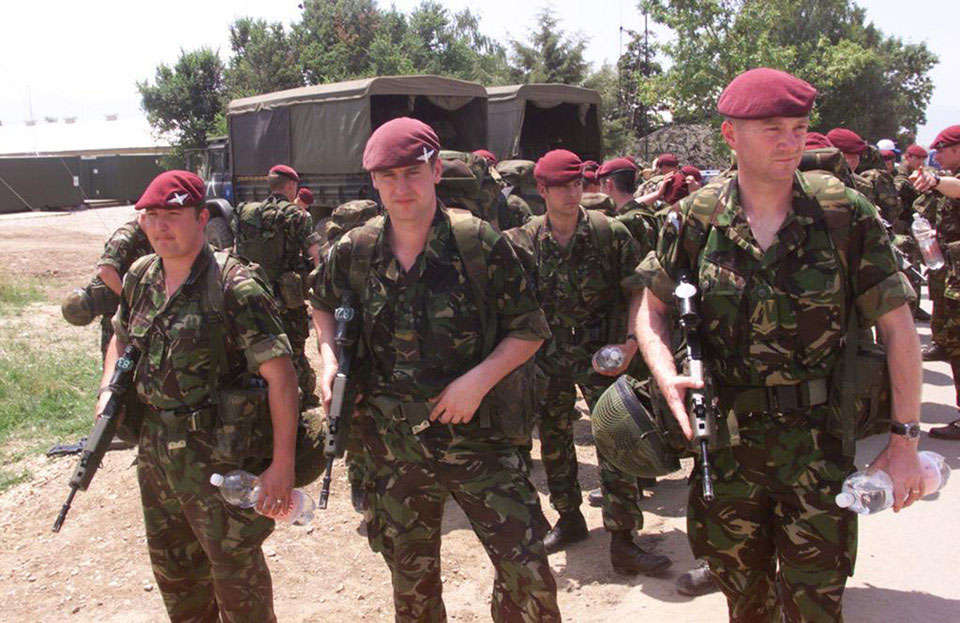 Soldiers of the Parachute Regiment prepare to enter Pristina, 1999