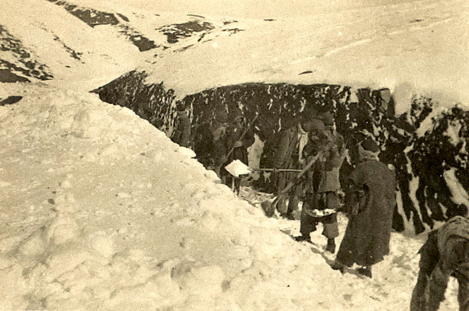 Clearing snow on the Asadabad Pass, 1918