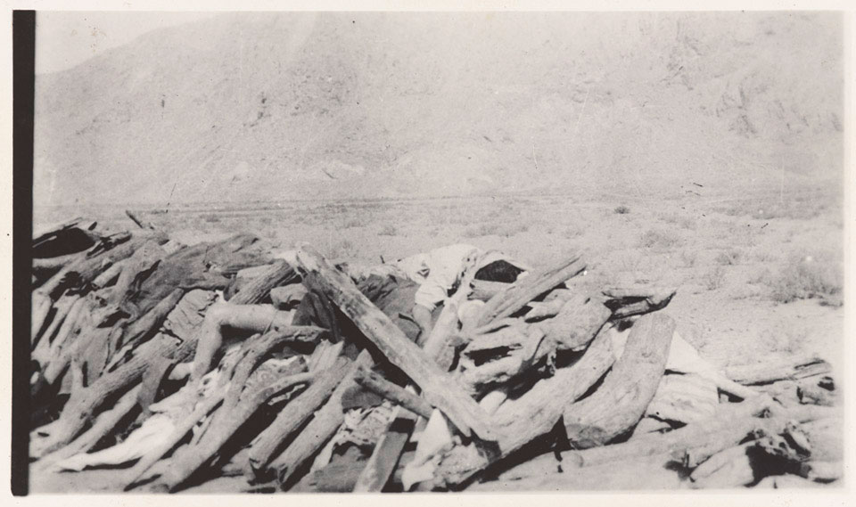 Funeral pyre for victims of the earthquake in Quetta in 1935 Online