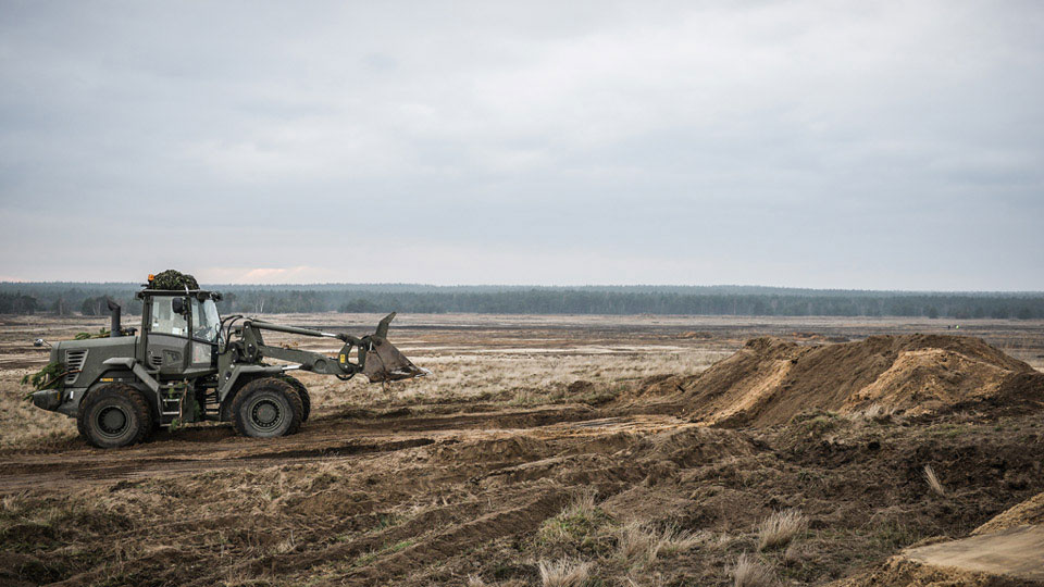 26 Engineer Group construct defensive earthworks during Exercise BLACK EAGLE, 2014