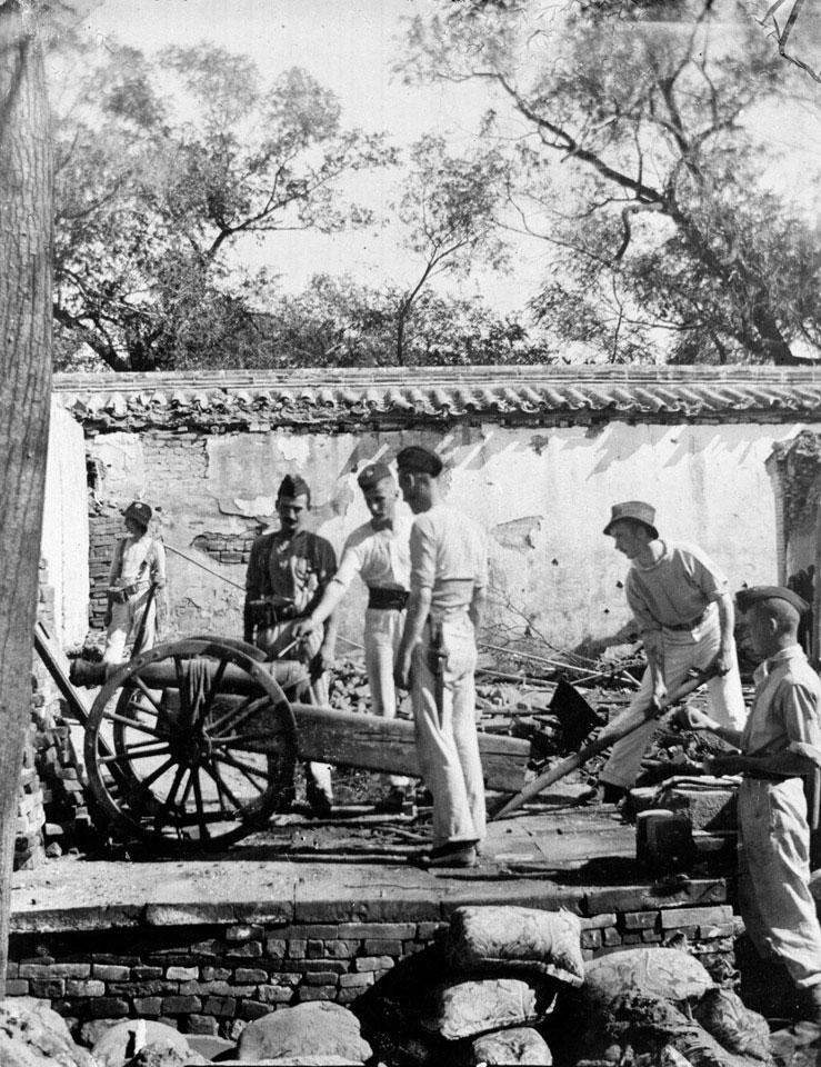 'Betsy', the makeshift cannon manned by Royal Marines, Siege of Peking legations, 1900