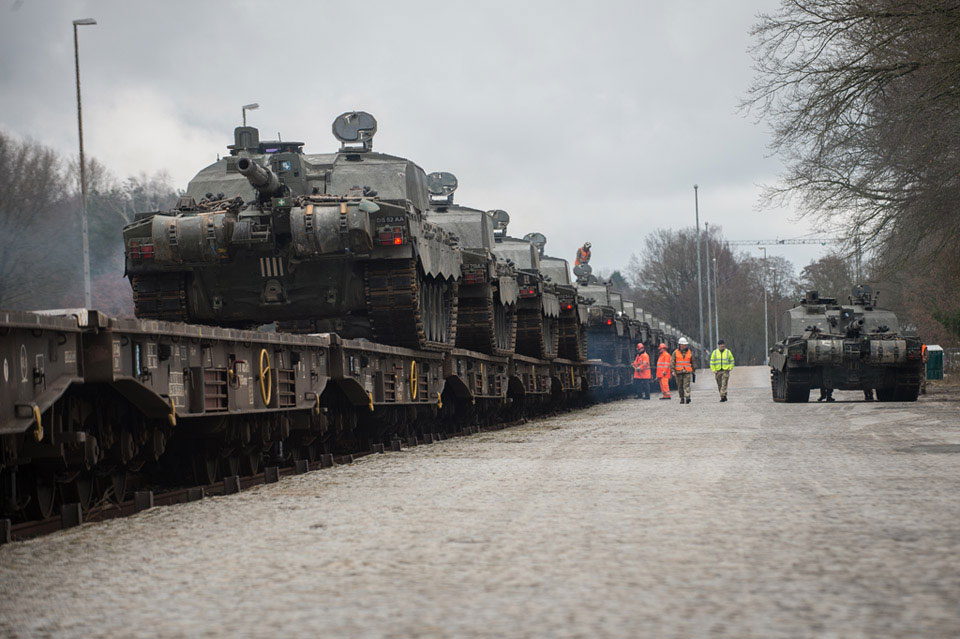 Tank On Rails Challenger 2 tanks of The Queen's Royal Hussars transported by rail ...