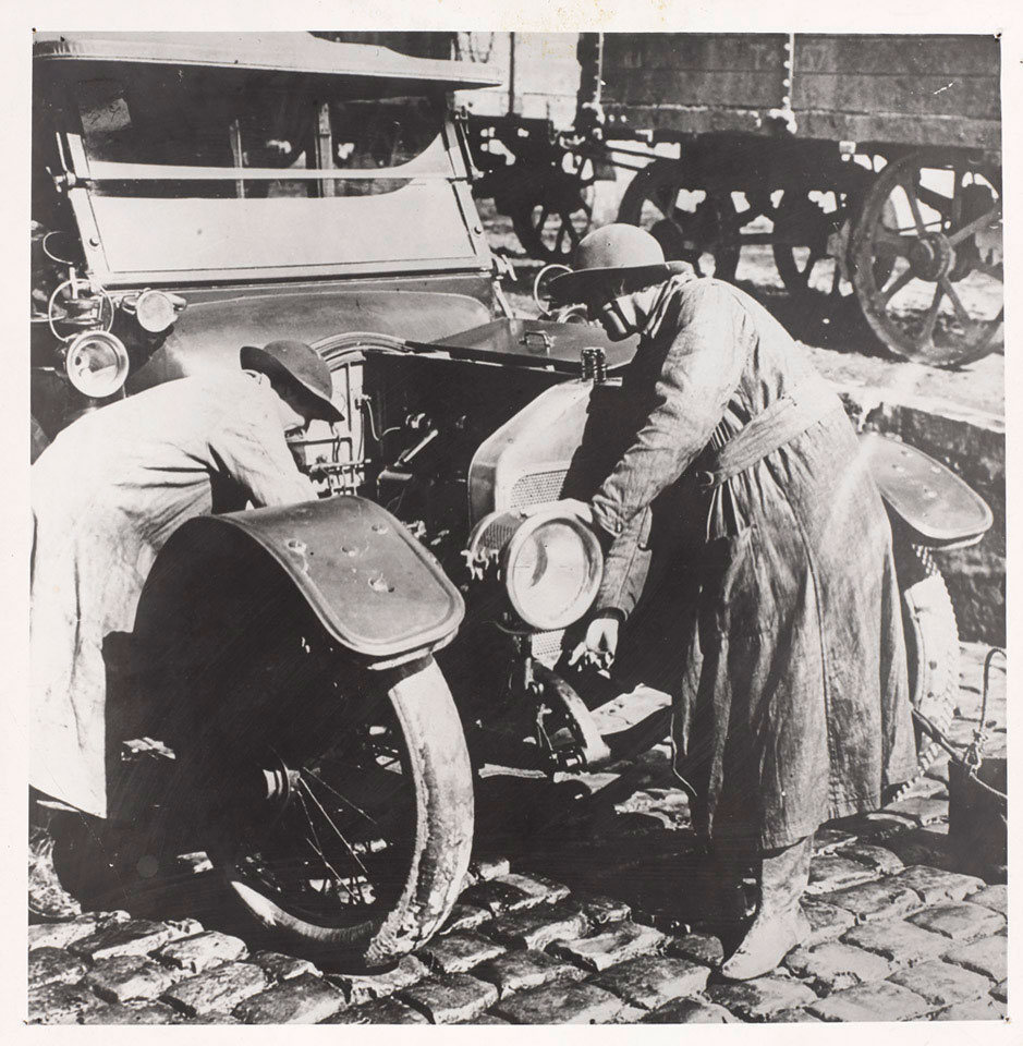 Queen Mary's Army Auxiliary Corps personnel working on a car, Aldershot, 1918 (c)