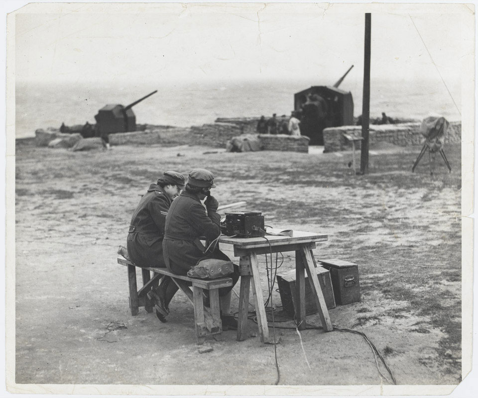 Auxiliary Territorial Service (ATS) personnel at an anti-aircraft gun station, 1942 (c)