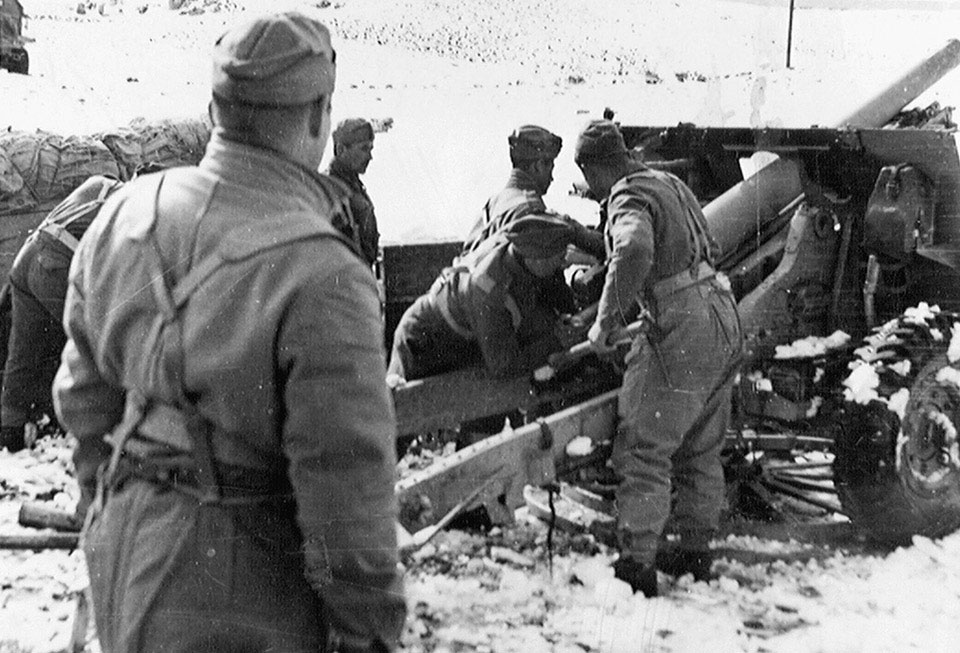 Polish gunners fire 25 pounders on the Eighth Army front, Italy, 1944 ...