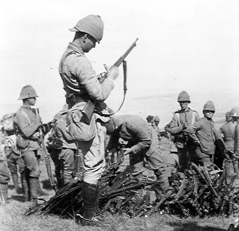 Checking captured Boer weapons, 1900 (c) Online Collection National