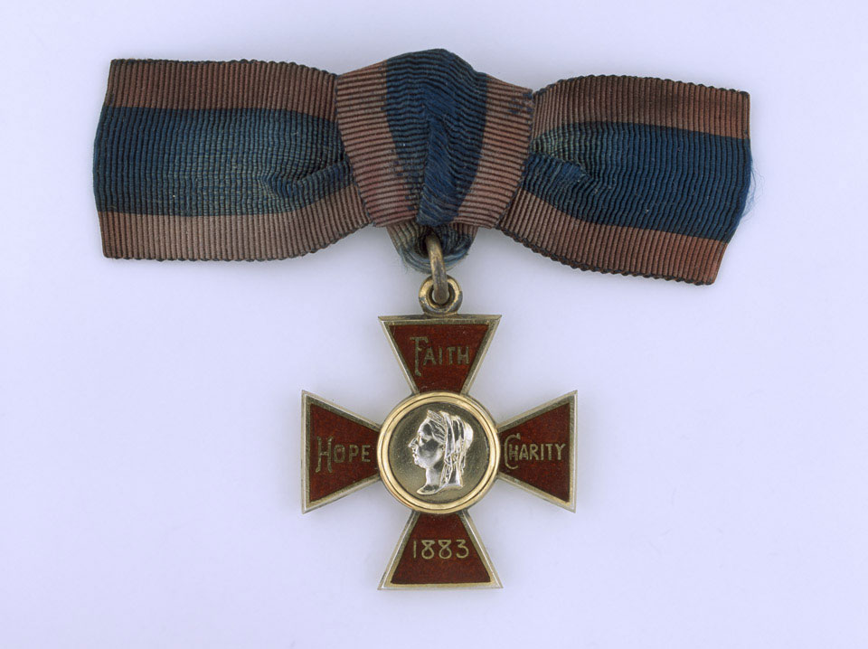 Royal Red Cross, 1st Class, Queen Victoria issue
