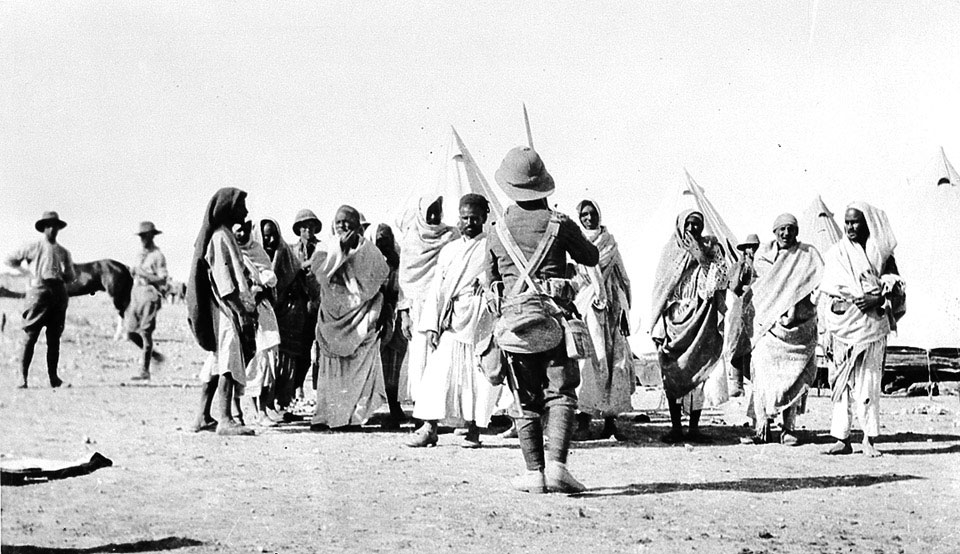 British soldiers bringing Bedouin prisoners into Mersa Matruh, 1915 (c)